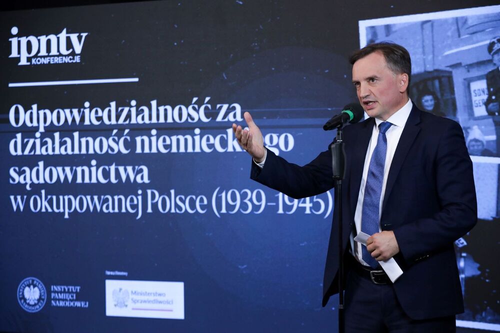 Minister Sprawiedliwości Zbigniew Ziobro podczas konferencji popularnonaukowej „Odpowiedzialność za działalność sądownictwa niemieckiego w okupowanej Polsce (1939-1945)” – Warszawa, 25 września 2023. Fot. Mikołaj Bujak (IPN)