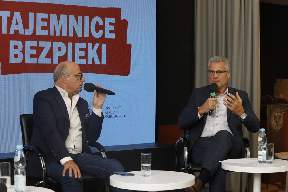 Spotkanie „Tajemnice zabójstwa ks. Franciszka Blachnickiego” z cyklu „Tajemnice bezpieki” – Warszawa, 26 września 2023. Na zdj. red. Jan Pospieszalski i Piotr Woyciechowski Fot. Piotr Życieński (IPN)