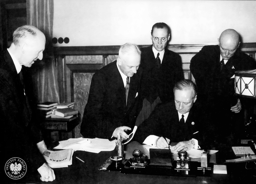 Podpisanie przez ministra spraw zagranicznych III Rzeszy Joachima von Ribbentropa niemiecko-sowieckiego paktu o nieagresji (tzw. Paktu Ribbentrop-Mołotow) w Moskwie, 23/24 sierpnia 1939 r. Fot. AIPN