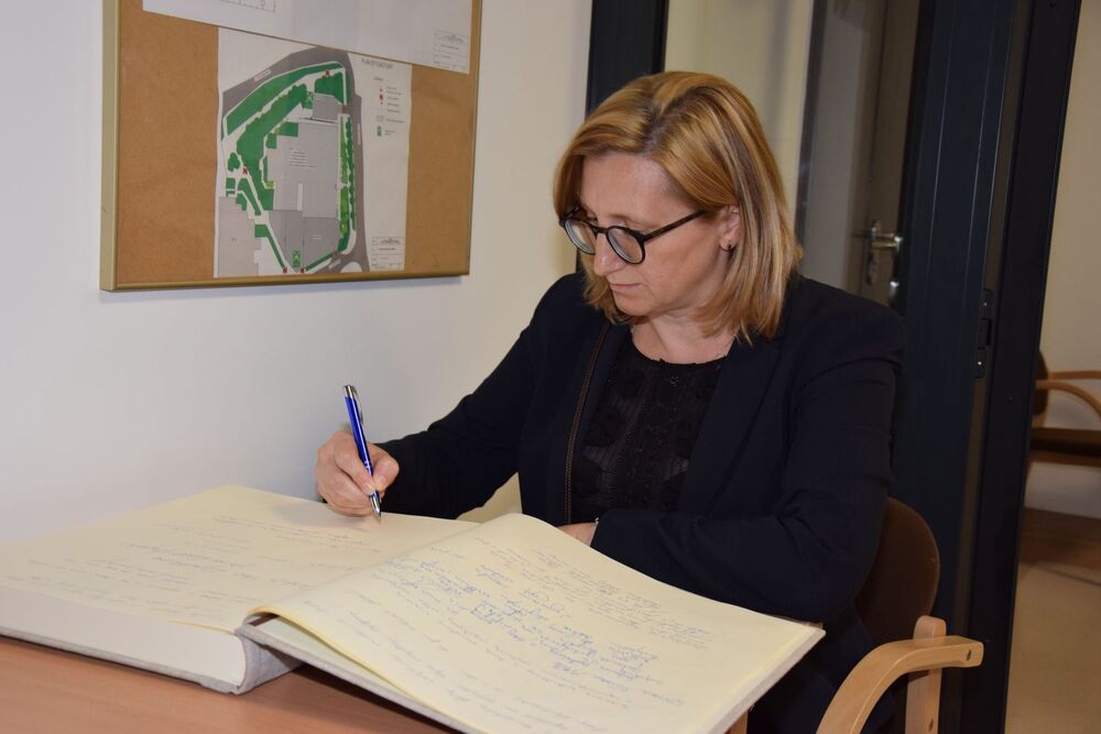 Pani Marzena Kruk, dyrektor Archiwum Instytutu Pamięci Narodowej w Warszawie, podczas spotkania historycznego „Polska – Szwajcaria. 170 lat żołnierskiej przyjaźni od konfederatów barskich do żołnierzy 2. Dywizji Strzelców Pieszych”. Warszawa, 26 września 2023 r. Fot. CBW