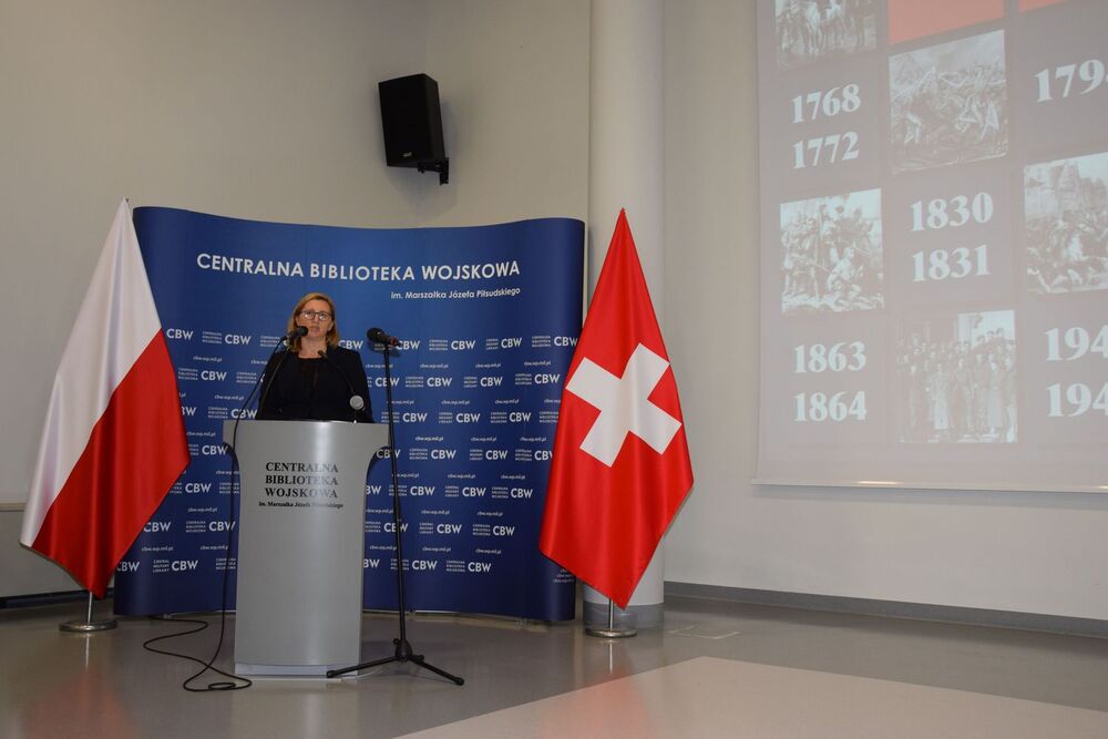 Pani Marzena Kruk, dyrektor Archiwum Instytutu Pamięci Narodowej w Warszawie, podczas spotkania historycznego „Polska – Szwajcaria. 170 lat żołnierskiej przyjaźni od konfederatów barskich do żołnierzy 2. Dywizji Strzelców Pieszych”. Warszawa, 26 września 2023 r. Fot. CBW