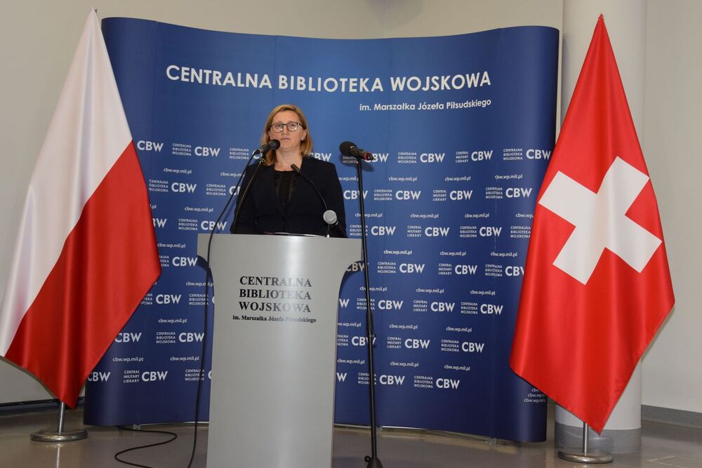 Pani Marzena Kruk, dyrektor Archiwum Instytutu Pamięci Narodowej w Warszawie, podczas spotkania historycznego „Polska – Szwajcaria. 170 lat żołnierskiej przyjaźni od konfederatów barskich do żołnierzy 2. Dywizji Strzelców Pieszych”. Warszawa, 26 września 2023 r. Fot. CBW