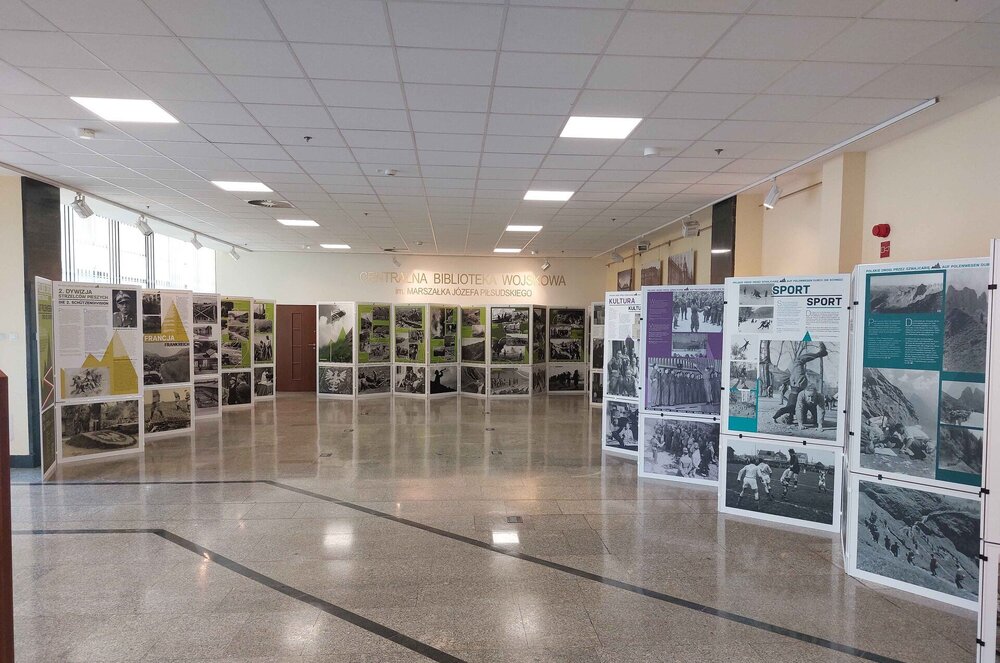 Wystawa pt. „Polskie drogi przez Szwajcarię. Losy żołnierzy 2. Dywizji Strzelców Pieszych 1940-1945 na fotografiach ze zbiorów Muzeum Polskiego w Rapperswilu”, przygotowana przez Instytut Pamięci Narodowej we współpracy z Muzeum Polskim w Rapperswilu. Fot. Paweł Zielony (AIPN)