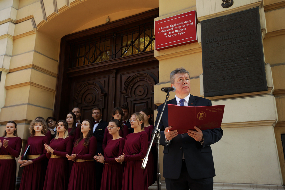Odsłonięcie tablicy ppłk. Mariana Chodackiego – Nowy Sącz, 28 września 2023. Na zdj. dyrektor I LO w Nowym Sączu, Jacek Tomasik. Fot. Mikołaj Bujak (IPN)