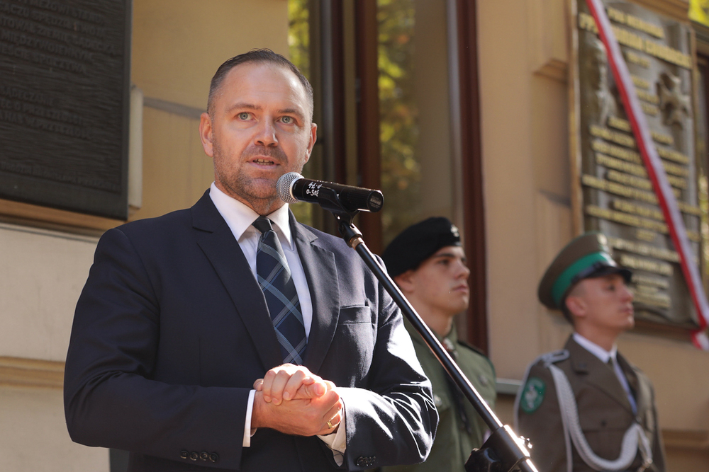 Odsłonięcie tablicy ppłk. Mariana Chodackiego – Nowy Sącz, 28 września 2023. Na zdj. dr Karol Nawrocki. Fot. Mikołaj Bujak (IPN)