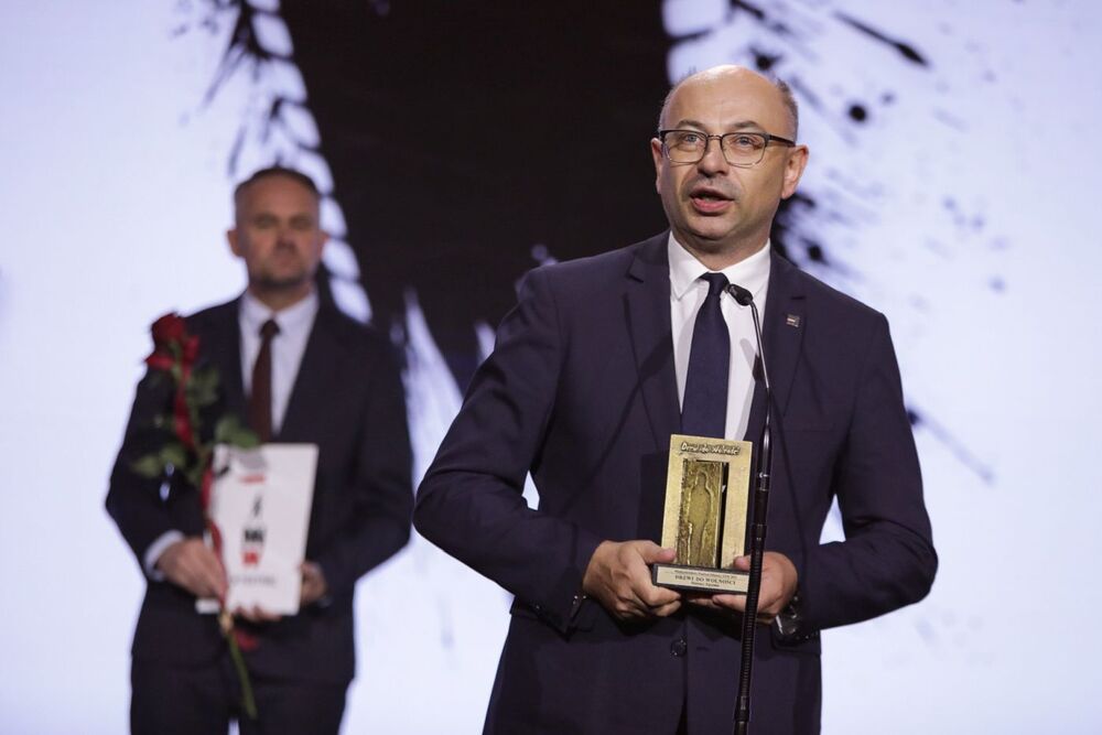 Dr Mateusz Szpytma, zastępca prezesa IPN, uhonorowany statuetką „Drzwi do wolności” – Gdynia, 30 września 2023. Fot. Mikołaj Bujak (IPN)