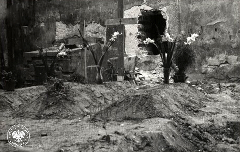 Groby poległych. Fot. Henryk Śmigacz. Zdjęcie pochodzące z albumu z fotografiami z czasów powstania warszawskiego oraz okresu powojennego, wchodzącego w skład Archiwum osobistego Henryka Śmigacza, pozyskanego do zasobu IPN w ramach projektu Archiwum Pełne Pamięci