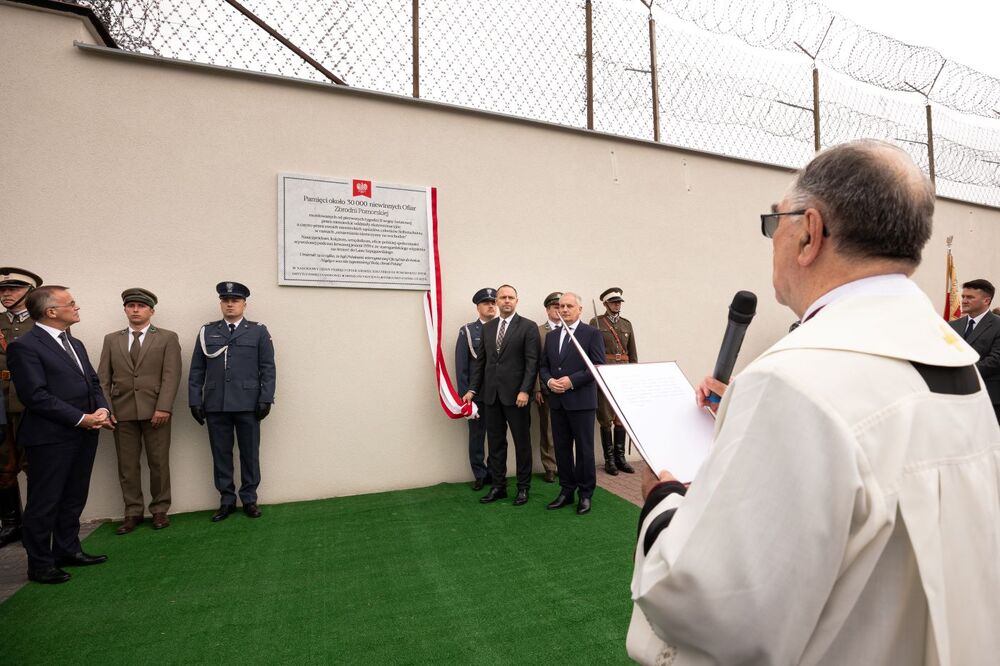 Uroczystość odsłonięcia tablicy pamięci Ofiar Niemieckiej Zbrodni Pomorskiej – Starogard Gdański, 2 października 2023. Fot. Mikołaj Bujak (IPN)
