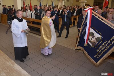 Poświęcenie sztandaru Zespołu Szkół podczas uroczystej Mszy Świętej. Fot. BUW IPN