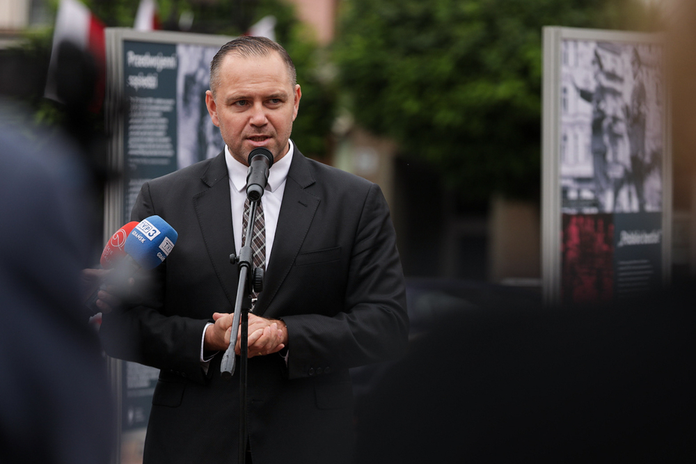 Prezes IPN dr Karol Nawrocki podczas otwarcia wystawy „Zbrodnia Pomorska 1939 r.” – Chojnice, 2 października 2023. Fot. Mikołaj Bujak (IPN)