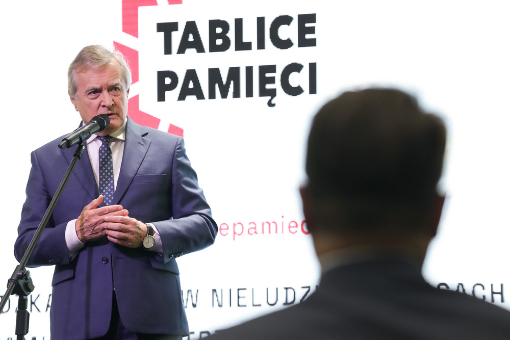 Prof. dr hab. Piotr Gliński, Minister Kultury i Dziedzictwa Narodowego, podczas podsumowania projektu „Tablice Pamięci” – Warszawa, 3 października 2023. Fot. Mikołaj Bujak (IPN)
