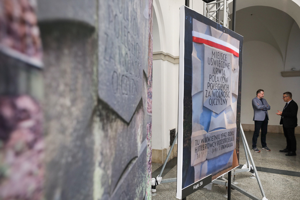 Podsumowanie projektu „Tablice Pamięci” – konferencja prasowa z udziałem prezesa IPN dr. Karola Nawrockiego – Warszawa, 3 października 2023. Fot. Mikołaj Bujak (IPN)