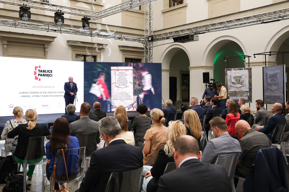 Podsumowanie projektu „Tablice Pamięci” – konferencja prasowa z udziałem prezesa IPN dr. Karola Nawrockiego – Warszawa, 3 października 2023. Fot. Mikołaj Bujak (IPN)