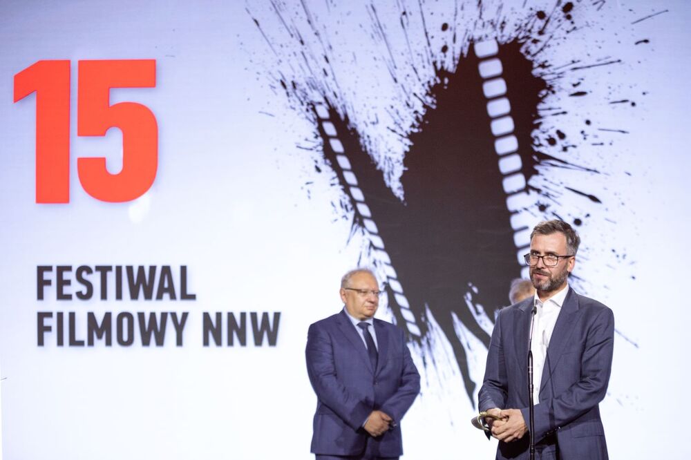 Uroczysta gala zamknięcia 15. Międzynarodowego Festiwalu Filmowego Niepokorni Niezłomni Wyklęci. Na zdj. Michał Torz odbiera Złoty Opornik za film „Stanisław Helski. Dlatego”– Gdynia, 30 września 2023. Fot. Mikołaj Bujak (IPN)