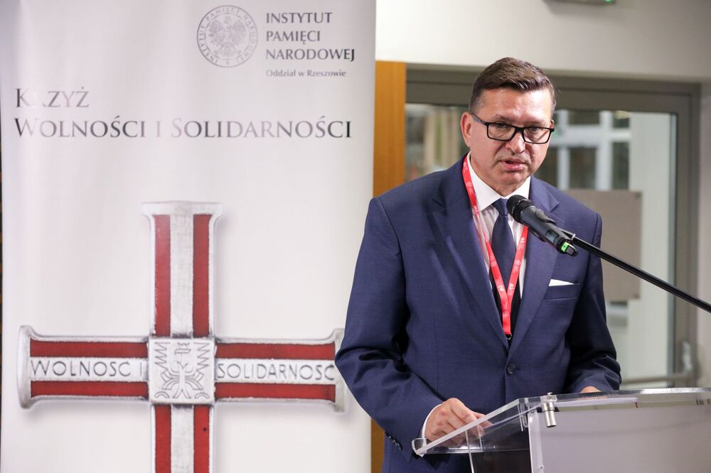 Dr hab. Dariusz Iwaneczko, dyrektor IPN w Rzeszowie, podczas gali wręczenia odznaczeń – Podkarpacki Kongres Pamięci Narodowej, 4 października 2023. Fot. Mikołaj Bujak (IPN)