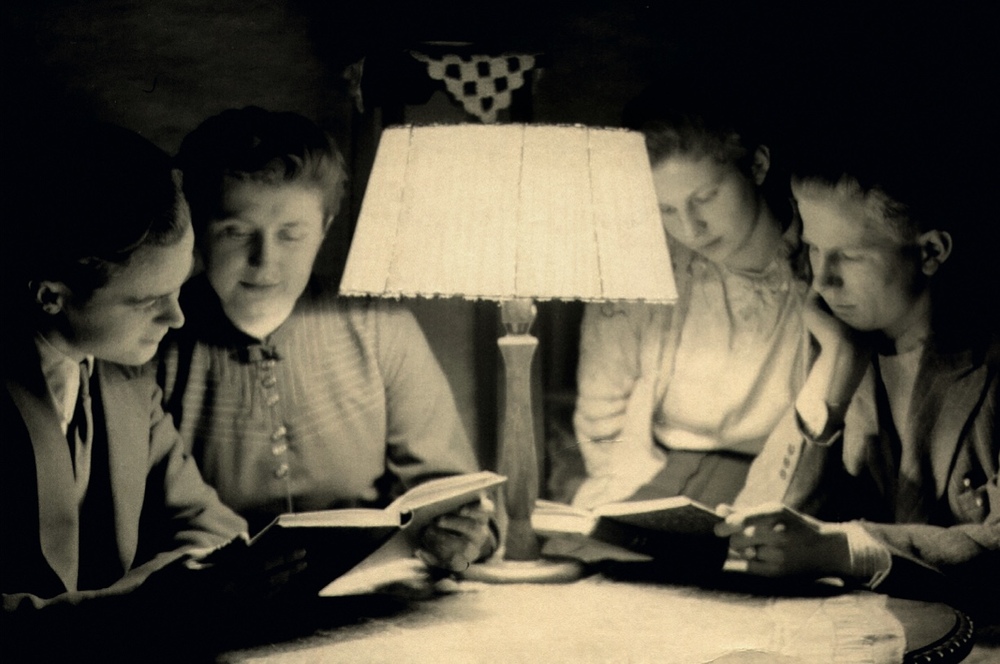 Tajne gimnazjum w Krotoszynie, od lewej: Kazimierz Patalas, Leokadia Latuszek, Zbigniewa Zelba, Władysław Latuszek, 1944 r. (fot. ze zbiorów Wielkopolskiego Muzeum Niepodległości)