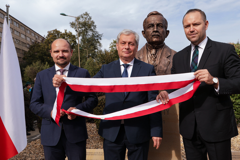 Uroczystość odsłonięcia pomnika Wojciecha Korfantego – Opole, 11 października 2023. Na zdj. dr Karol Nawrocki, wojewoda opolski Sławomir Kłosowski, dr Kamil Dworaczek. Fot. Mikołaj Bujak (IPN)