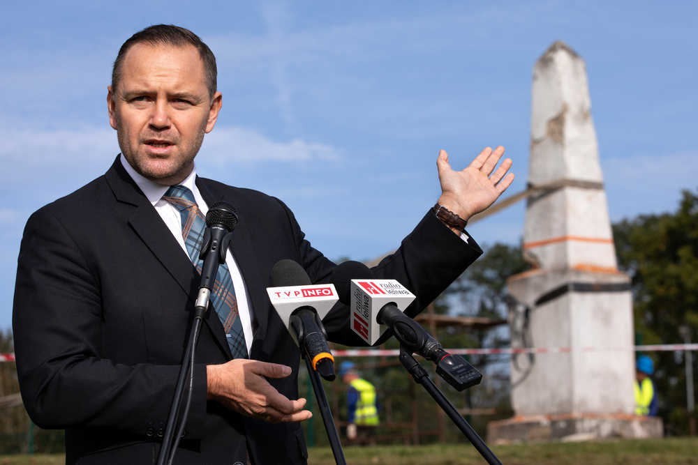 Demontaż sowieckiego obiektu propagandowego w Łubnicach – 12 października 2023. Na zdj. dr Karol Nawrocki. Fot. Mikołaj Bujak (IPN)