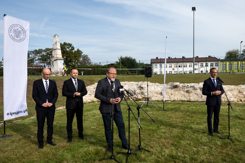 Demontaż sowieckiego obiektu propagandowego w Łubnicach – 12 października 2023. Fot. Mikołaj Bujak (IPN)