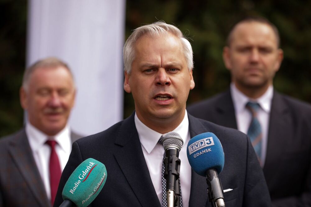 Podsekretarz stanu w Ministerstwie Aktywów Państwowych Karol Rabenda podczas prezentacji projektu nowego upamiętnienia – Malbork, 13 października 2023 r. Fot. Mikołaj Bujak (IPN)