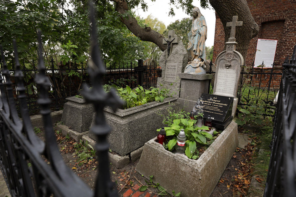 „Drużyna Inki” – warsztaty dla dzieci i młodzieży – Sztum, 13 października 2023. Na zdj. groby rodziny Donimirskich. Fot. Mikołaj Bujak (IPN)