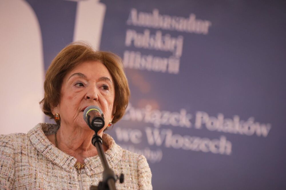 Gala wręczenia nagrody Instytutu Pamięci Narodowej „Ambasador Polskiej Historii”. Nagrodę dla Związku Polaków we Włoszech odebrała Urszula Stefańska-Andreini – 17 października 2023. Fot. Mikołaj Bujak (IPN)