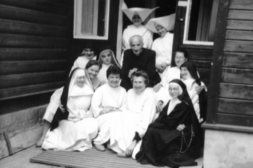 Na zdjęciu z lat powojennych ks. Jan Zieja wśród personelu Zakładu w Laskach Fot. Diecezja Drohiczyńska