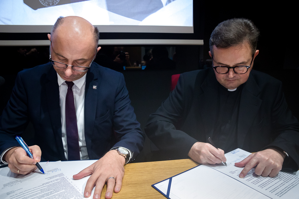 Zastępca prezesa Instytutu Pamięci Narodowej dr Mateusz Szpytma (L) i ks. prał. dr. Paweł Ptasznik, Przewodniczący Rady Administracyjnej watykańskiej Fundacji Jana Pawła II (P). Fot. Sławek Kasper (IPN)