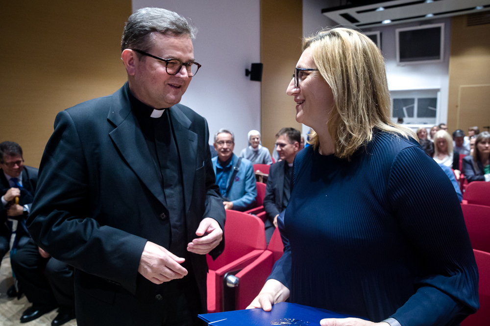 Ks. prał. dr Paweł Ptasznik, Przewodniczący Rady Administracyjnej watykańskiej Fundacji Jana Pawła II i dyrektor Archiwum Instytutu Pamięci Narodowej Marzena Kruk – 18 października 2023. Fot. Sławek Kasper (IPN)