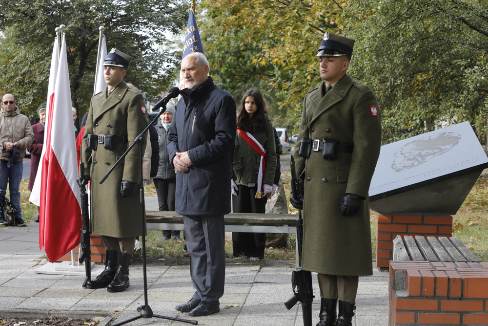Minister Antoni Macierewicz podczas Narodowego Dnia Pamięci Duchownych Niezłomnych: uroczystości upamiętniające ks. Jana Zieję – Warszawa, 19 października 2023. Fot. Piotr Życieński (IPN)