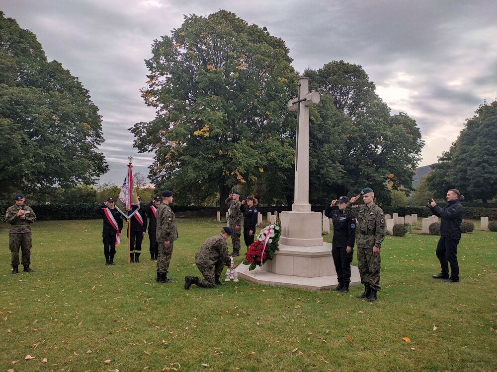 Laureaci konkursu „Policjanci i Żołnierze w Służbie Historii” na cmentarzu w Solymár w Rumunii. Fot. Maryla Czupryńska-Szczupak (IPN)