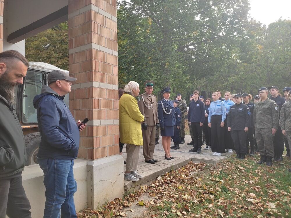 Wyprawa edukacyjna laureatów konkursu „Policjanci i Żołnierze w Służbie Historii”. Spotkanie na cmentarzu w Budakeszi na Węgrzech. Fot. Grzegorz Gadomski