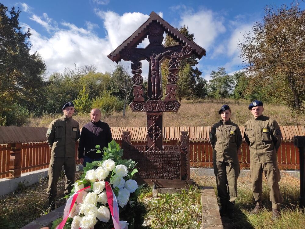 Laureaci konkursu „Policjanci i Żołnierze w Służbie Historii” z nauczycielem przy mogile legionistów polskich w Berbeşti. Fot. Grzegorz Gadomski (IPN)