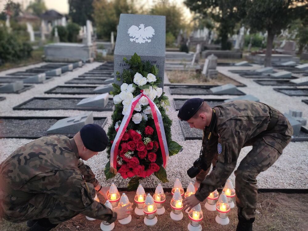 Kadeci z I LO PUL Wołomin na cmentarzu w Târgu Jiu. Fot. Maryla Czupryńska-Szczupak (IPN)