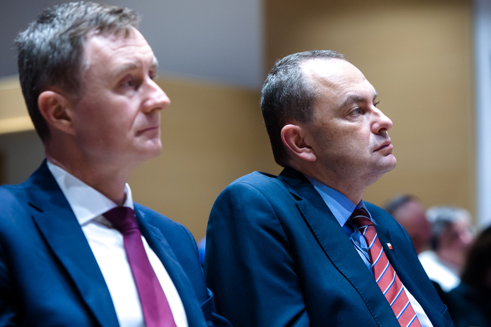 Adam Kwiatkowski, ambasador RP przy Stolicy Apostolskiej (P) i amb. Artur Pollok, stały przedstawiciel RP przy organizacjach Narodów Zjednoczonych w Rzymie (L). Sesja naukowa „Jan Paweł II i komunistyczne służby specjalne” – Rzym, 18 października 2023 r. Fot. Sławek Kasper (IPN)