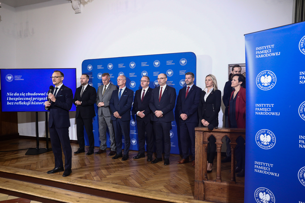 Nie da się zbudować świadomej i bezpiecznej przyszłości bez refleksji historycznej – konferencja prasowa IPN – 25 października 2023. Fot. Sławek Kasper (IPN)