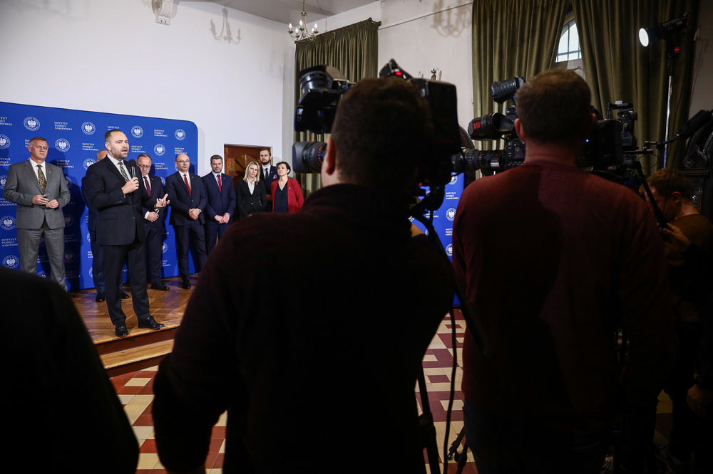 Nie da się zbudować świadomej i bezpiecznej przyszłości bez refleksji historycznej – konferencja prasowa IPN – 25 października 2023. Fot. Sławek Kasper (IPN)