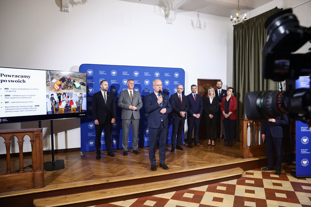 Nie da się zbudować świadomej i bezpiecznej przyszłości bez refleksji historycznej – konferencja prasowa IPN – 25 października 2023. Fot. Sławek Kasper (IPN)