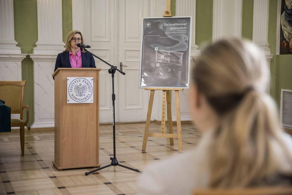 Konferencja naukowa „Zwizualizować przeszłość. Od celuloidu do rozszerzonej rzeczywistości” – Warszawa, 27 października 2023. Na zdj. Marzena Kruk. Fot. Katarzyna Adamów (IPN)