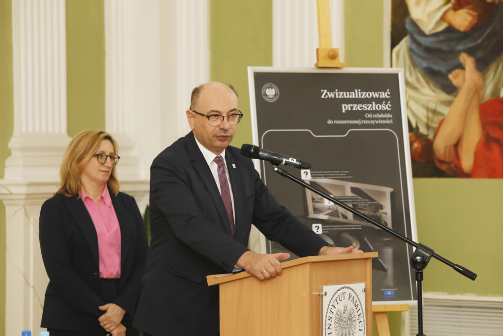 Konferencja naukowa „Zwizualizować przeszłość. Od celuloidu do rozszerzonej rzeczywistości” – Warszawa, 27 października 2023. Na zdj. zastępca prezesa IPN dr Mateusz Szpytma. Fot. Piotr Życieński (IPN)