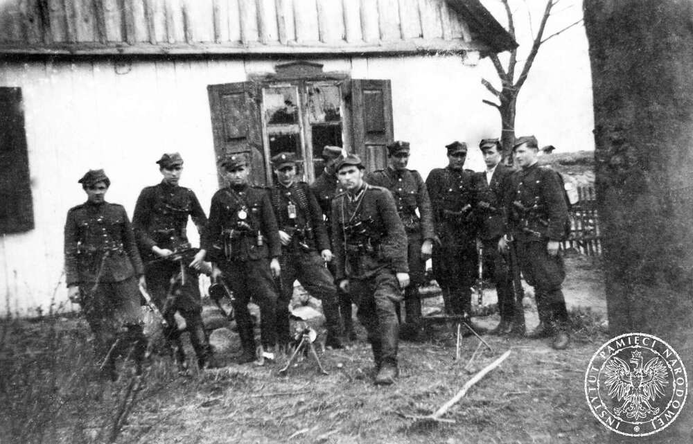 Oddział NZW pod dowództwem st. sierż. Mieczysława Dziemieszkiewcza „Roja” (z przodu oddziału). W szeregu stoją od lewej: sierż. Stanisław Okuniecki „Kruk”, sierż. Ildefons Tadeusz Żbikowski ps. „Tygrys”, plut. Józef Maruszewski „Sęp”, Jan Żbikowski „Mucha”, NN (za „Rojem”), Eugeniusz Kurach „Orzeł”, Henryk Fabisiak „Lew”, Zygmunt Kozłowski „Lis”, Tadeusz Suwiński „Sokół” (prawdopodobnie)