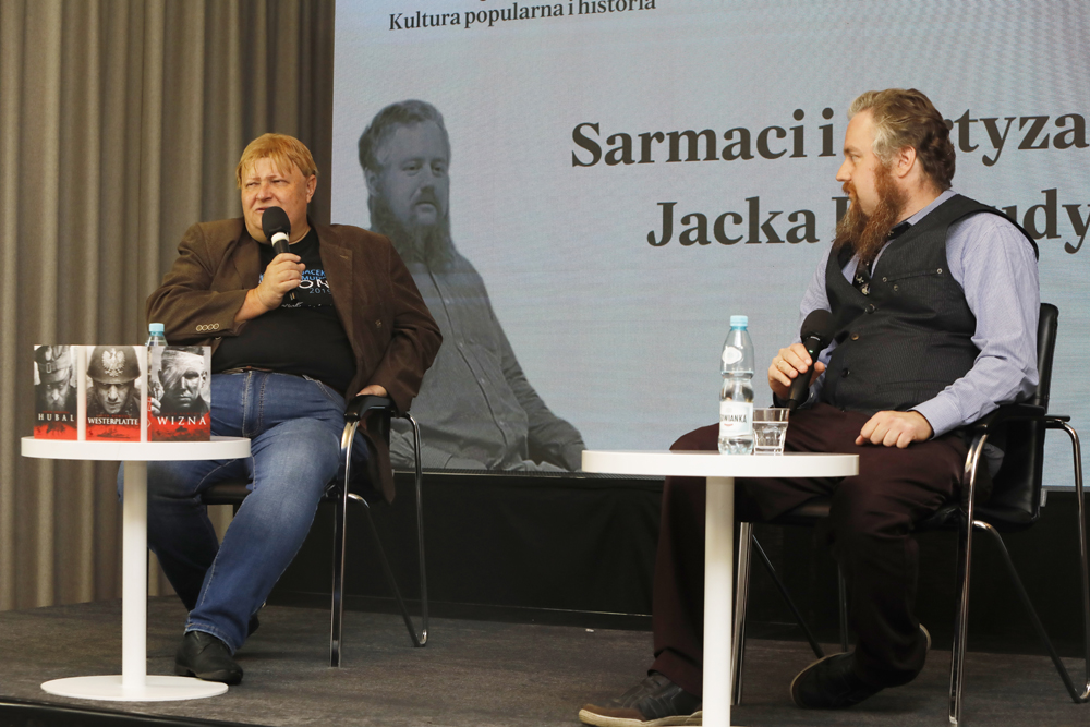 Spotkanie „Sarmaci i partyzanci Jacka Komudy” z cyklu „Uczy i bawi. Kultura popularna i historia” – Warszawa, 3 listopada 2023. Fot. Piotr Życieński (IPN)