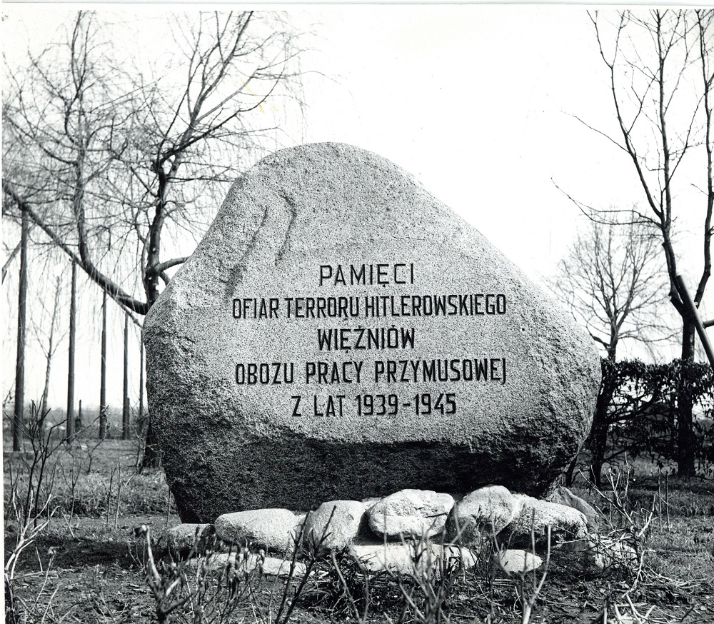 Pomnik Burgweide przy alei Poprzecznej na fotografii z początku lat 70. XX wieku. Fot. ze zbiorów Towarzystwa Miłośników Wrocławia – Klubu Ludzi ze Znakiem P