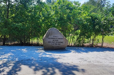 Pomnik Burgweide ustawiony w nowym miejscu, czyli na terenie poobozowym, sierpień 2023 roku. Fot. Kamilla Jasińska