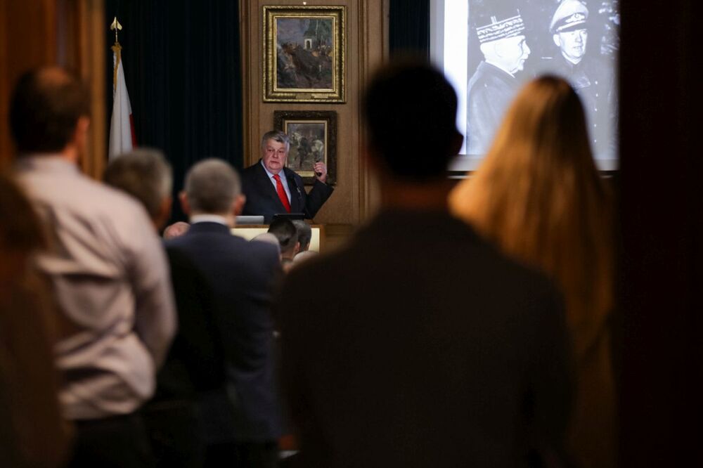 Alex Storożyński podczas otwarcia wystawy IPN „Szlaki Nadziei. Odyseja Wolności” w Nowym Jorku – 8 listopada 2023. Fot. Mikołaj Bujak (IPN)