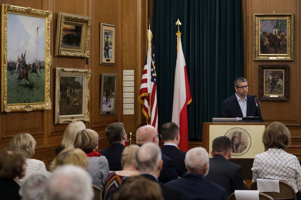 Marek Skulimowski – prezes Fundacji Kościuszkowskiej podczas otwarcia wystawy IPN „Szlaki Nadziei. Odyseja Wolności” w Nowym Jorku – 8 listopada 2023. Fot. Mikołaj Bujak (IPN)