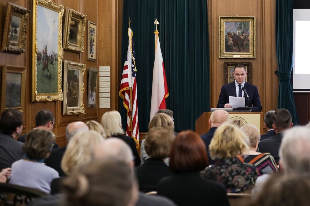 Prezes IPN dr Karol Nawrocki, podczas otwarcia wystawy IPN „Szlaki Nadziei. Odyseja Wolności” w Nowym Jorku – 8 listopada 2023. Fot. Mikołaj Bujak (IPN)