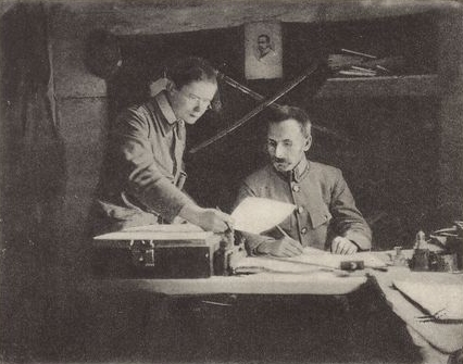 Stefan Zielan-Zieliński, ojciec chrzestny marszu „My Pierwsza Brygada” redaguje pod Kostiuchnówką w 1916 r. pismo legionowe „Zuchowaty”.