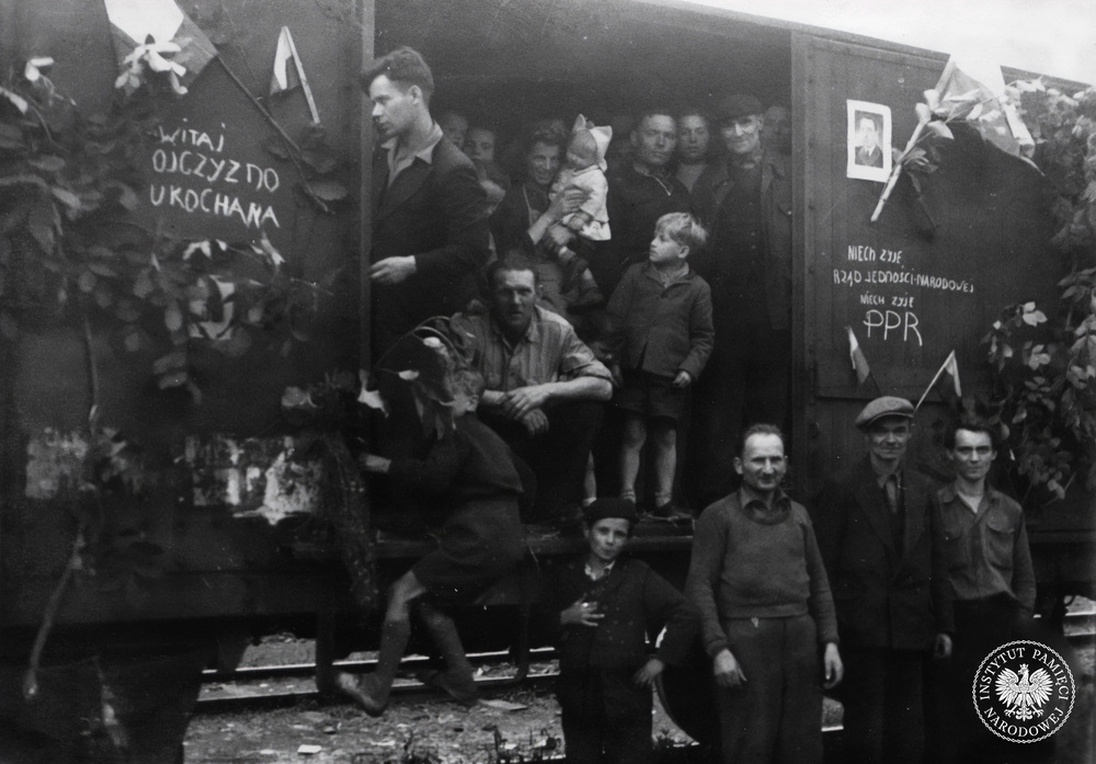 Wagon z ludźmi na jednej ze stacji kolejowych. Fotografia z albumu Państwowego Urzędu Repatriacyjnego, 1945-1946 r. Fot. AIPN