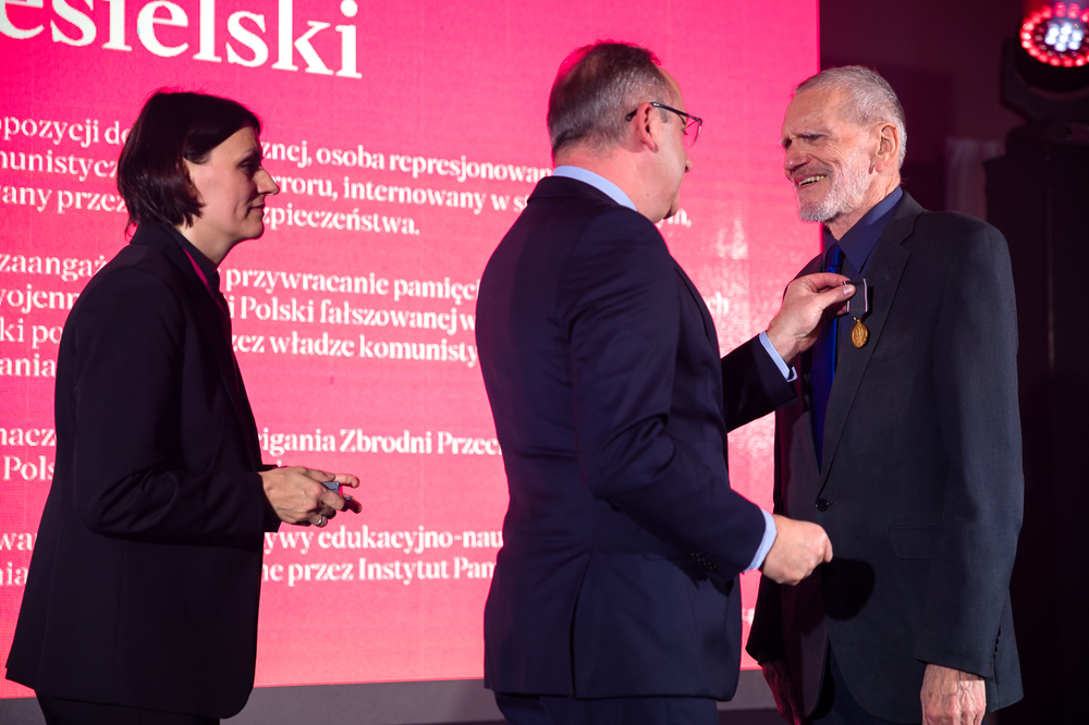 Uroczystość wręczenia Krzyży Wolności i Solidarności działaczom opozycji demokratycznej z lat 1976–1989. Fot. Sławek Kasper (IPN)